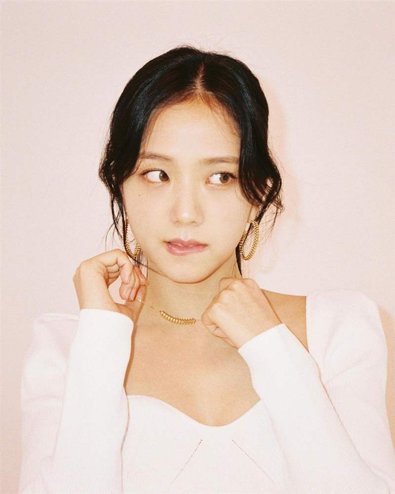 Jisoo私服珠寶手表造型特搜！「卡地亞Tank表、LOVE戒指」打造都會個性范本-復刻表