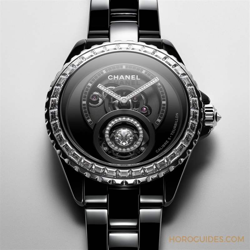 因?yàn)橄隳蝺篊HANEL第五枚自制機(jī)芯Caliber 5，陀飛輪的運(yùn)行開(kāi)始發(fā)光｜J12鉆石陀飛輪腕表-復(fù)刻表