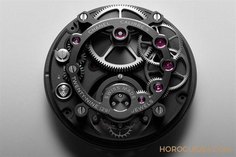 因?yàn)橄隳蝺篊HANEL第五枚自制機(jī)芯Caliber 5，陀飛輪的運(yùn)行開(kāi)始發(fā)光｜J12鉆石陀飛輪腕表-復(fù)刻表