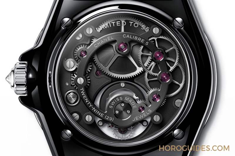 因?yàn)橄隳蝺篊HANEL第五枚自制機(jī)芯Caliber 5，陀飛輪的運(yùn)行開(kāi)始發(fā)光｜J12鉆石陀飛輪腕表-復(fù)刻表