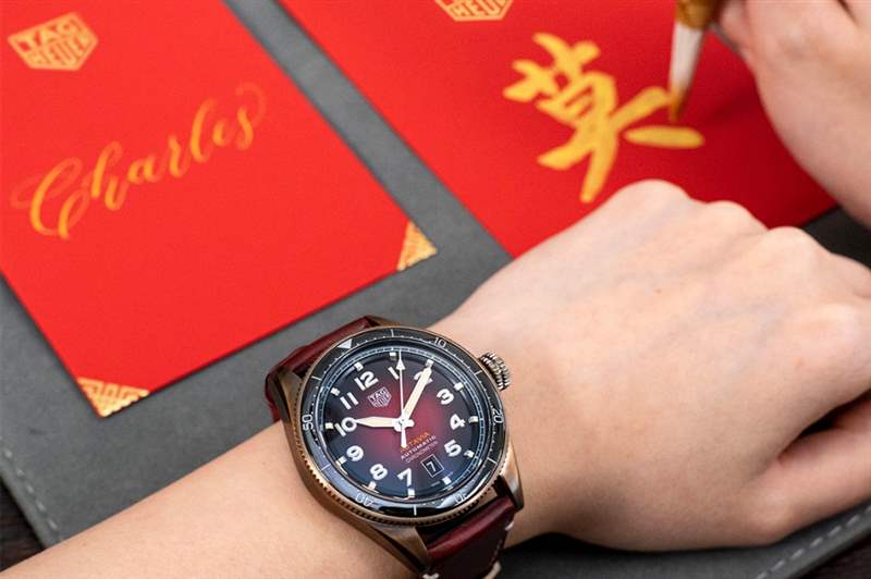 泰格豪雅TAG Heuer送上新春驚喜！推出Autavia特別版紅色腕表及個人專屬利是封-復刻表