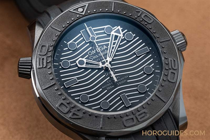 一身黑也要有層次｜歐米茄陶瓷黑海馬Seamaster Diver 300M Black Black-復刻表