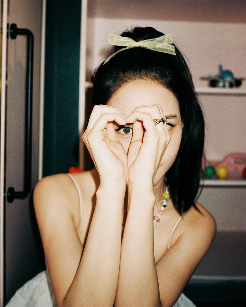 Jisoo私服珠寶手表造型特搜！「卡地亞Tank表、LOVE戒指」打造都會個性范本-復刻表