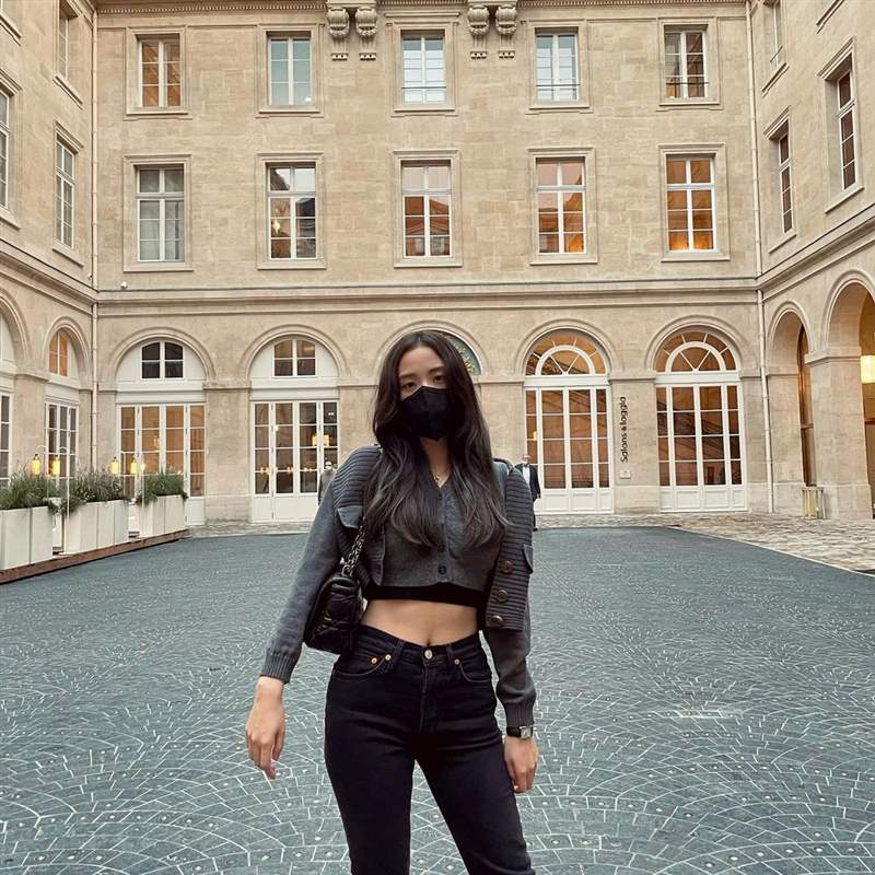 Jisoo私服珠寶手表造型特搜！「卡地亞Tank表、LOVE戒指」打造都會個性范本-復刻表