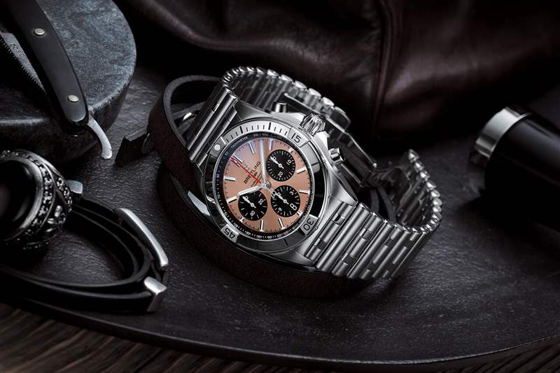 百年靈 Chronomat B01 42,帶有銅色表盤和黑色對比色計時盤