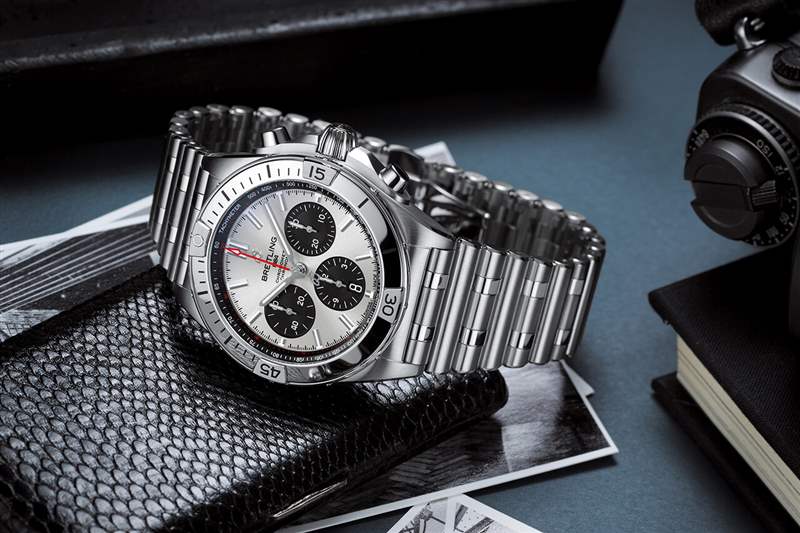 百年靈 Chronomat B01 42,銀色表盤和黑色對比色計時盤