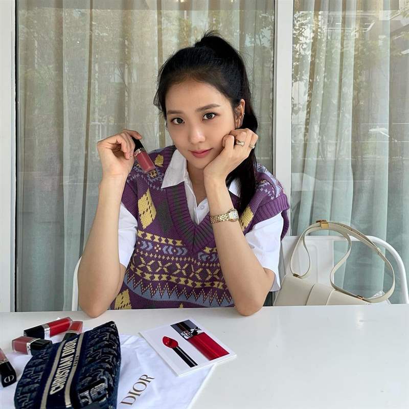 Jisoo私服珠寶手表造型特搜！「卡地亞Tank表、LOVE戒指」打造都會個性范本-復刻表