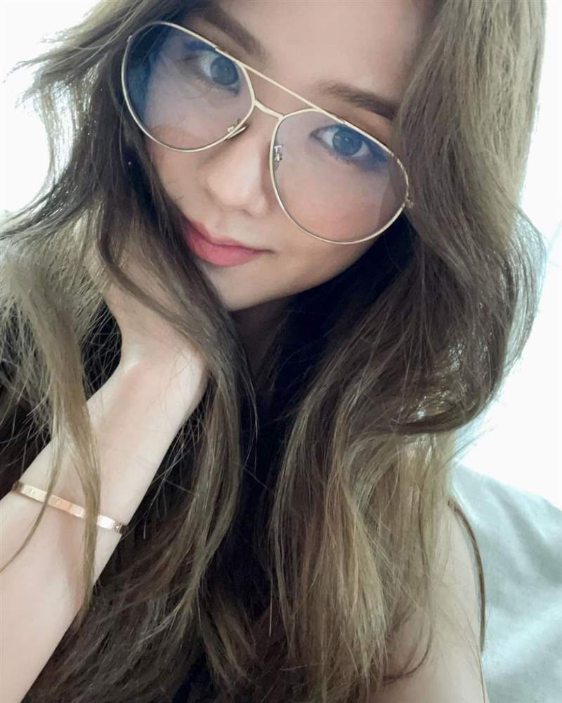 Jisoo私服珠寶手表造型特搜！「卡地亞Tank表、LOVE戒指」打造都會個性范本-復刻表