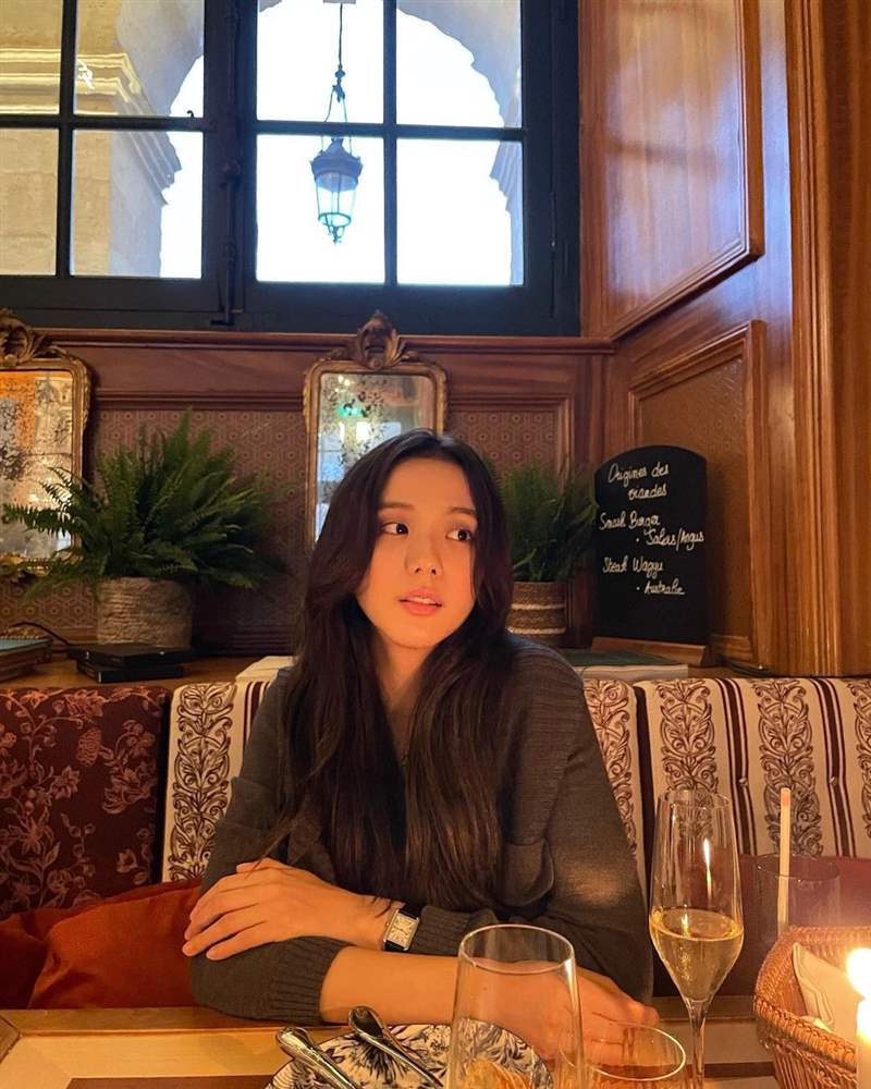 Jisoo私服珠寶手表造型特搜！「卡地亞Tank表、LOVE戒指」打造都會個性范本-復刻表