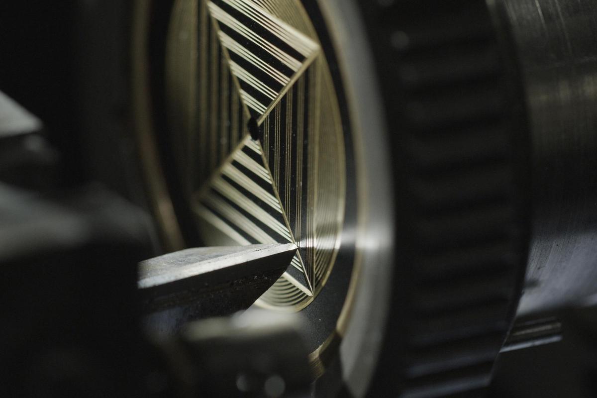 Louis Erard挑戰(zhàn)最親民的機(jī)刻雕花工藝？-復(fù)刻表