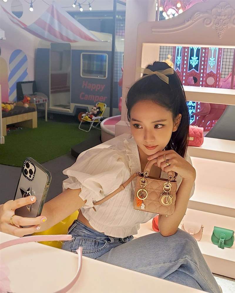 Jisoo私服珠寶手表造型特搜！「卡地亞Tank表、LOVE戒指」打造都會個性范本-復刻表