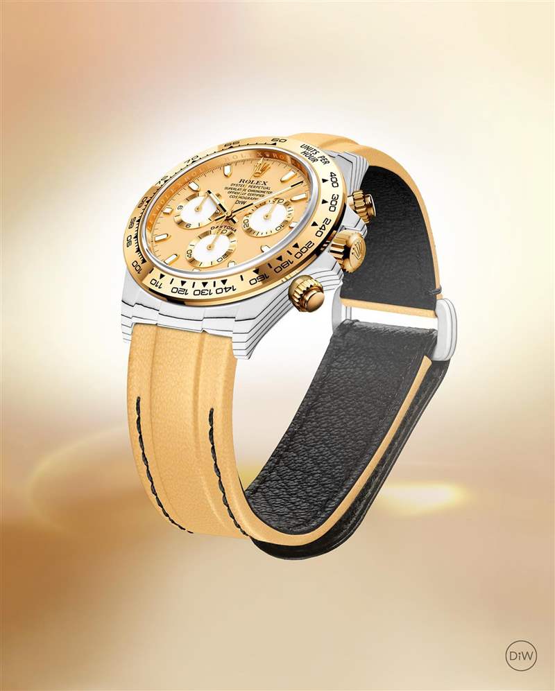 表帶擁有中央隆起造型加上黑色縫線顯得別具一格,搭配魔鬼氈可以更貼合手腕上。 (Source:Designa Individual) Rolex Daytona特殊黃金改裝手表白色石英表殼自帶間紋盛惠50萬-復刻表