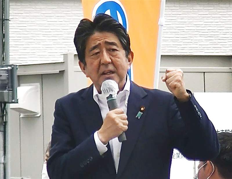 安倍晉三遇刺:日本前首相安倍晉三2022年7月8日早上在日本奈良進行競選演講時被人開槍射擊,已被送到附近的一家醫院。 圖為影片截圖,相中的安倍正在進行演說,但不久后便中槍倒地。 (AP) 安倍晉三逝世|日本前首相支持國產貨追捧Seiko卻并非價錢行先-復刻表