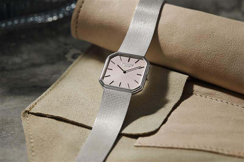 復(fù)古手表兩枚金百達(dá)翡麗，一枚 1980 年代帶有世界時間表圈的 Sinn 計時碼表，以及一枚 1974 年勞力士蠔式萬年歷腕表-復(fù)刻表