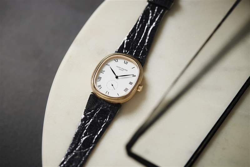 復(fù)古手表兩枚金百達(dá)翡麗，一枚 1980 年代帶有世界時間表圈的 Sinn 計時碼表，以及一枚 1974 年勞力士蠔式萬年歷腕表-復(fù)刻表