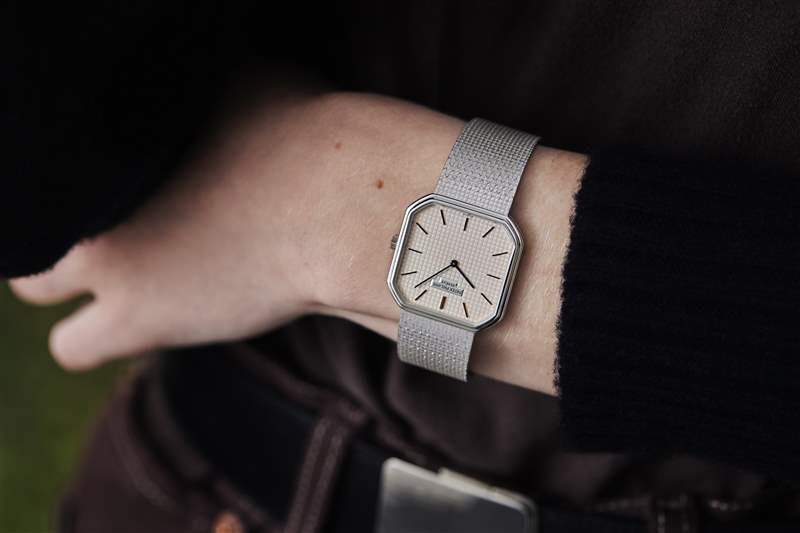 復(fù)古手表兩枚金百達(dá)翡麗，一枚 1980 年代帶有世界時間表圈的 Sinn 計時碼表，以及一枚 1974 年勞力士蠔式萬年歷腕表-復(fù)刻表