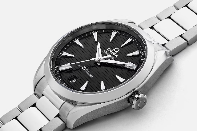 看電影喬治克魯尼試圖阻止他女兒的婚禮穿著歐米茄海馬Aqua Terra在“天堂門票”中-復刻表