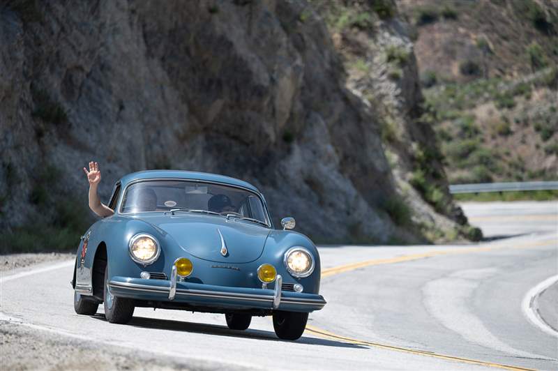 駕駛California Mille 復古跑車拉力賽的一天，佩戴蕭邦腕表-復刻表