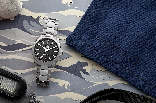 看電影喬治克魯尼試圖阻止他女兒的婚禮穿著歐米茄海馬Aqua Terra在“天堂門票”中-復刻表