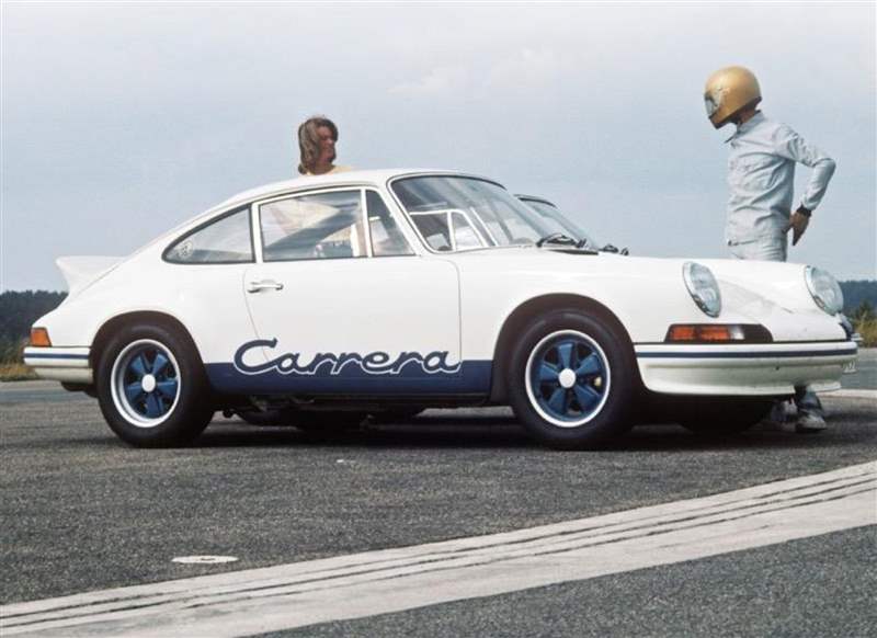 911 Carrera RS 2.7是保時捷911車系中的一款標志性杰作,亦是首款以「Carrera」命名,并將Carrera名稱印上車身的車款。 (圖片來源:TAG Heuer) TAG Heuer聯乘Porsche Carrera五十周年限量版致敬終極賽車精神-復刻表
