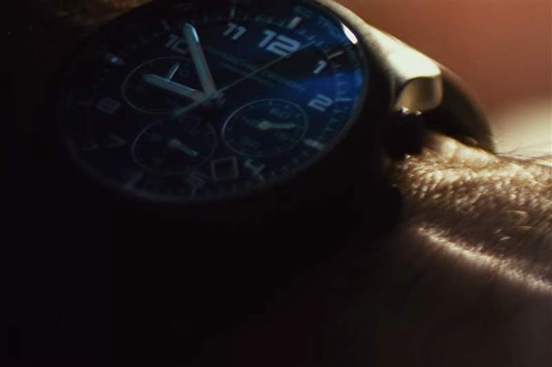 看電影扎卡里·昆托（Zachary Quinto）在“追加保證金”中佩戴保時捷設(shè)計計時碼表預(yù)測金融危機(jī)-復(fù)刻表