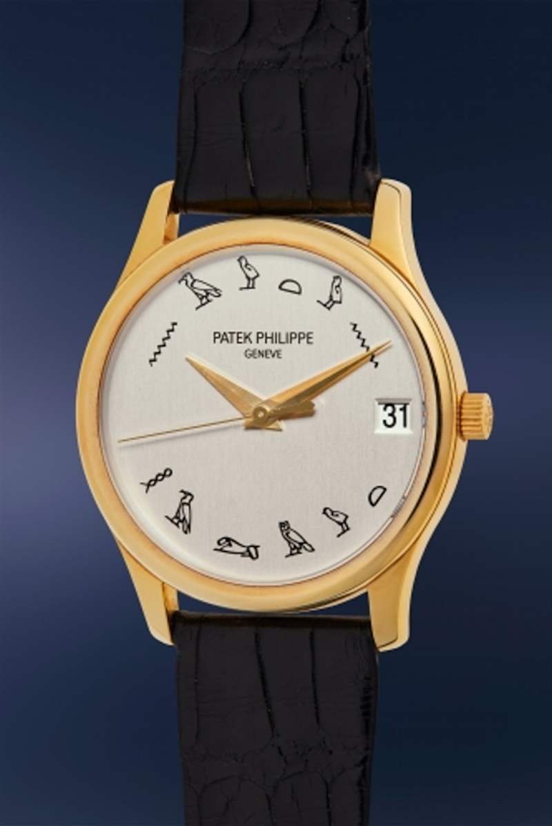 面盤的象形文字時標(biāo)隱含Helmut Newton之名,背后有段特殊淵源。 (Source:Phillips) PP百達(dá)翡麗極罕象形文字手表將拍賣表面圖案并非數(shù)字而是人名?-復(fù)刻表