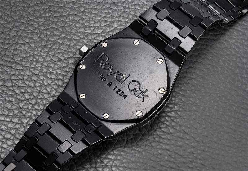 香奈兒設(shè)計(jì)師和哥特勛爵卡爾·拉格斐佩戴的皇家橡樹-復(fù)刻表