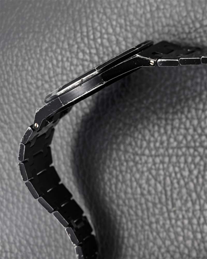 香奈兒設(shè)計(jì)師和哥特勛爵卡爾·拉格斐佩戴的皇家橡樹-復(fù)刻表