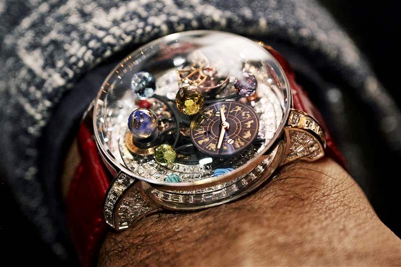 圖片報(bào)道Jacob & Co. 在西西里島舉行了一場(chǎng)盛大的盛會(huì)，發(fā)布了一款狂野的新“教父”手表-復(fù)刻表