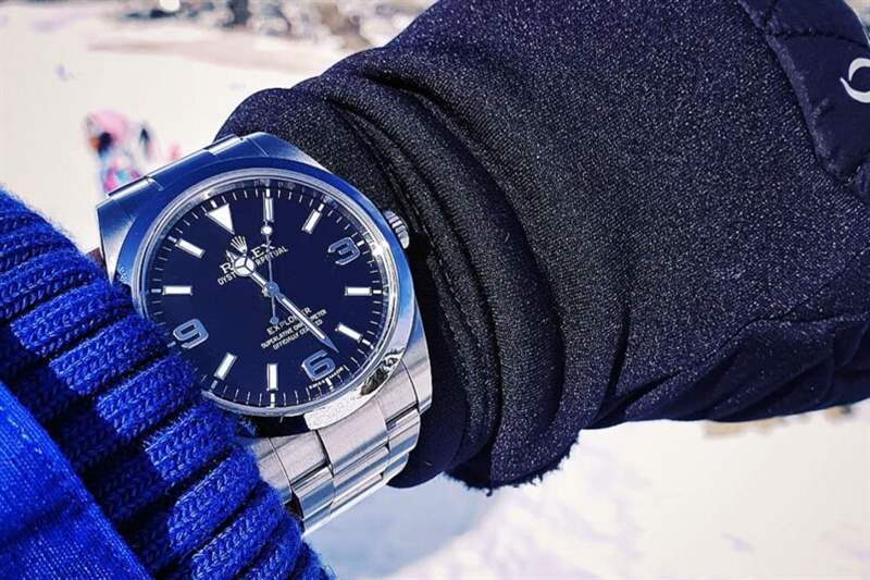 而「EXPLORER」一字也從12點(diǎn)移至6點(diǎn)位。 當(dāng)年還有兩項(xiàng)改動爭議,其一就是拿走了 回顧Rolex Explorer歷史|369豈止是勞力士入門表!-復(fù)刻表