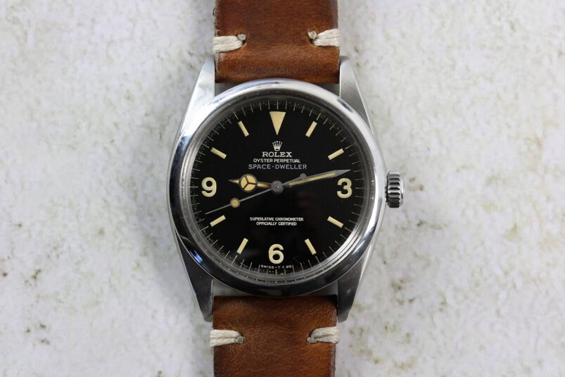 同樣是1016,但這款表面12點(diǎn)位置的「EXPLORER」消失了,改為「SPACE DWELLER」一行英文字。 背后原 回顧Rolex Explorer歷史|369豈止是勞力士入門表!-復(fù)刻表