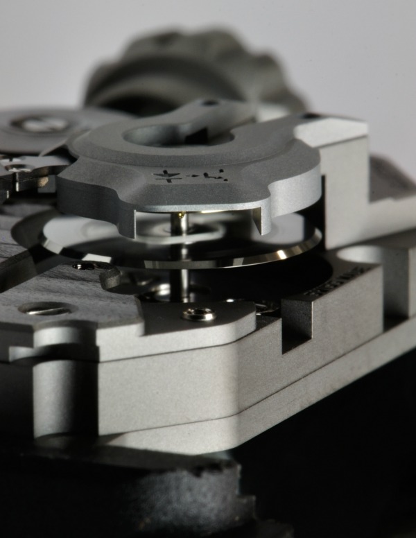 Urwerk鼓勵(lì)對EMC手表機(jī)芯進(jìn)行過分精確的修補(bǔ)-復(fù)刻表