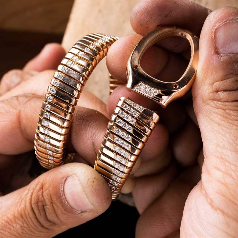 寶格麗Serpenti Tubogas Infinity呈現出活靈活現的靈蛇曲線-復刻表