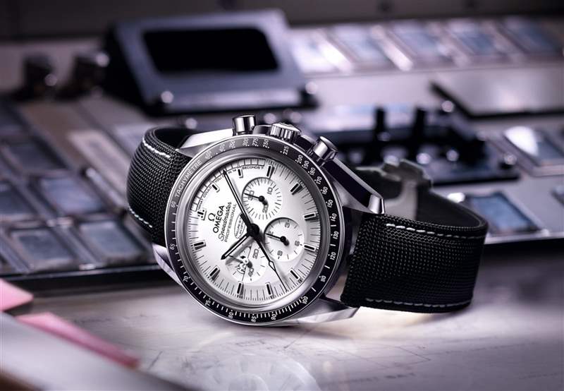 311.32.42.30.04.003的面盤走黑白漫畫風格,包括小秒盤和面盤外緣前14分鐘刻度都有特別的設計。 (OMEGA) OMEGA|第2代超霸史努比登月手表最新行情限量1970只升幅達450%-復刻表