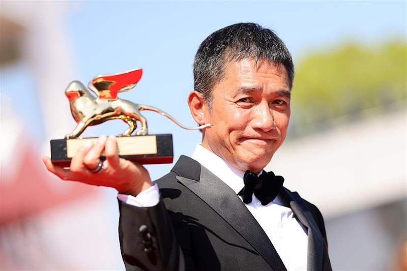 梁朝偉勇奪威尼斯終身成就獎成亞洲首例手上配飾反映個人特質-復刻表