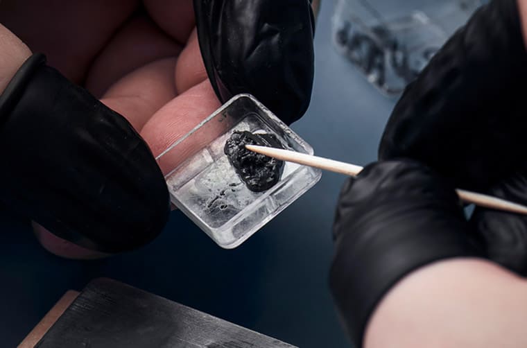 康斯登第一款鉑金隕石面陀飛輪替創(chuàng)立35周年紀(jì)念帶來最高潮-復(fù)刻表